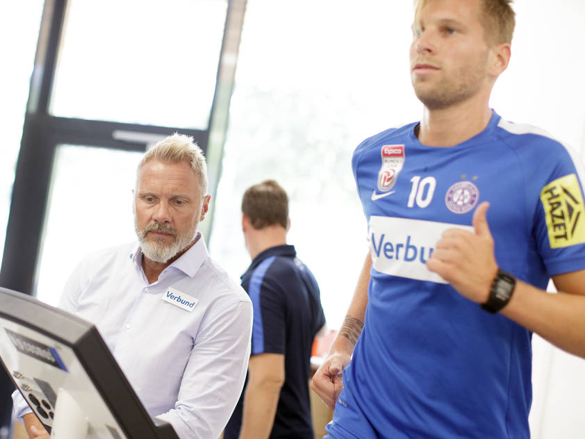 Trainer Thorsten Fink überwacht die Fitness seiner Schützlinge Trainer Thorsten Fink überwacht die Fitness seiner Schützlinge