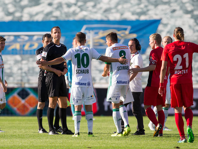 Referee Robert Schörgenhofer entschied auf eine Unterbrechung des Spiels Referee Robert Schörgenhofer entschied auf eine Unterbrechung des Spiels