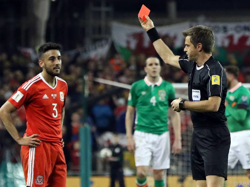 Neil Taylor sah für brutales Foul die Rote Karte Neil Taylor sah für brutales Foul die Rote Karte