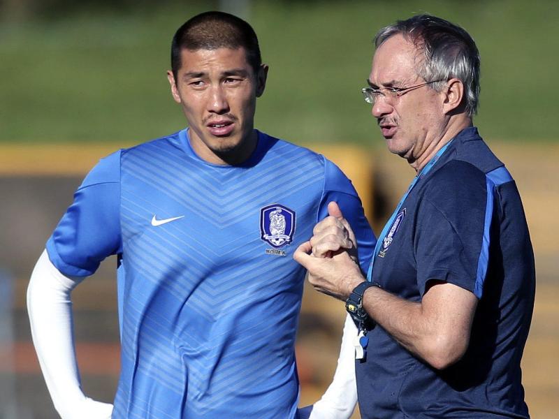 Uli Stielike (r) im Training im Gespräch mit Du-ri Cha. Foto: Yonhap Uli Stielike (r) im Training im Gespräch mit Du-ri Cha. Foto: Yonhap