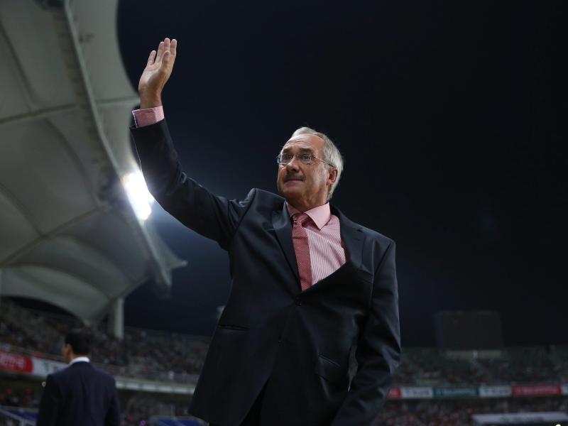 Bei der Rückkehr war die Finalniederlage vergessen und Uli Stielike und die wurden gefeiert. Foto: Jeon Heon-Kyun Bei der Rückkehr war die Finalniederlage vergessen und Uli Stielike und die wurden gefeiert. Foto: Jeon Heon-Kyun