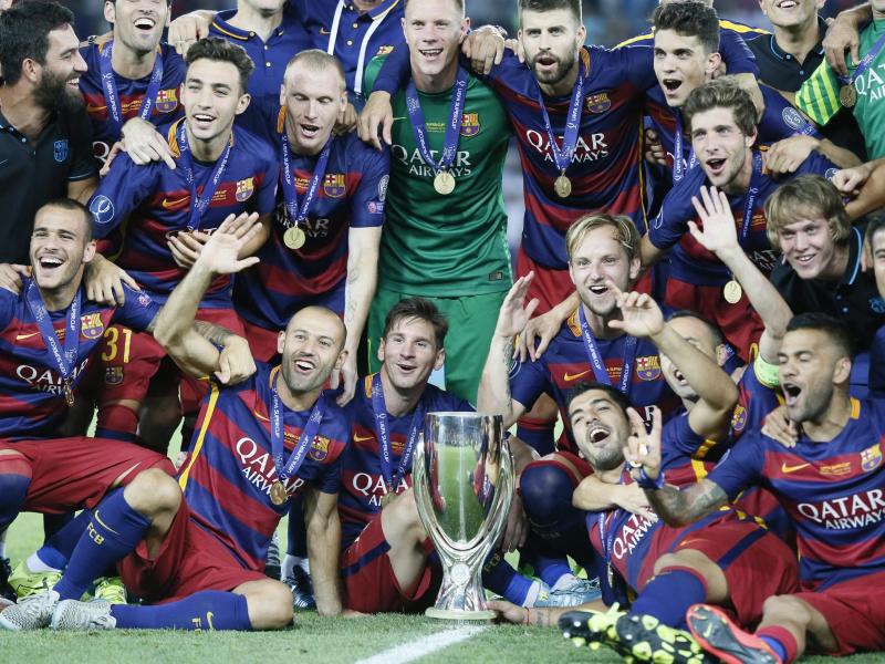 Die Spieler des FC Barcelona feiern die Sieg im UEFA-Super-Cup-Finale Die Spieler des FC Barcelona feiern die Sieg im UEFA-Super-Cup-Finale