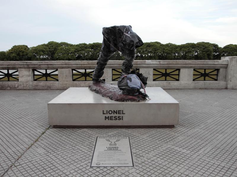 Die Messi-Statue von Lionel Messi in Buenos Aires wurde durch Vandalismus zerstört Die Messi-Statue von Lionel Messi in Buenos Aires wurde durch Vandalismus zerstört
