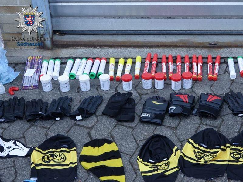 Die Polizei stellte Pyrotechnik, Kampfsporthandschuhe und Sturmhauben sicher Die Polizei stellte Pyrotechnik, Kampfsporthandschuhe und Sturmhauben sicher