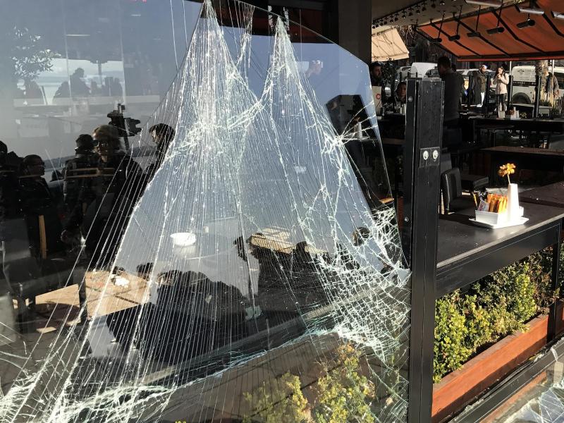 Schalker Fans haben in Thessaloniki die Scheiben eines Cafés zerbrochen Schalker Fans haben in Thessaloniki die Scheiben eines Cafés zerbrochen
