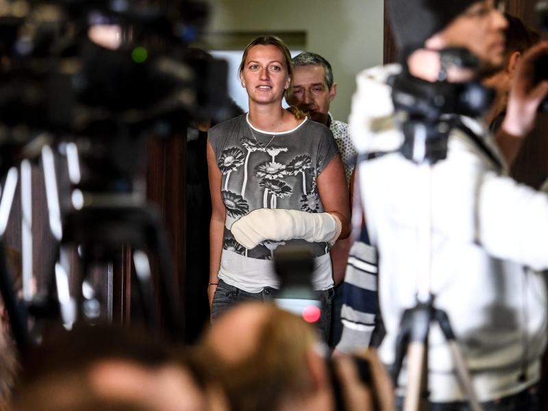 Petra Kvitova wurde durch eine Messerattacke an der Hand verletzt Petra Kvitova wurde durch eine Messerattacke an der Hand verletzt