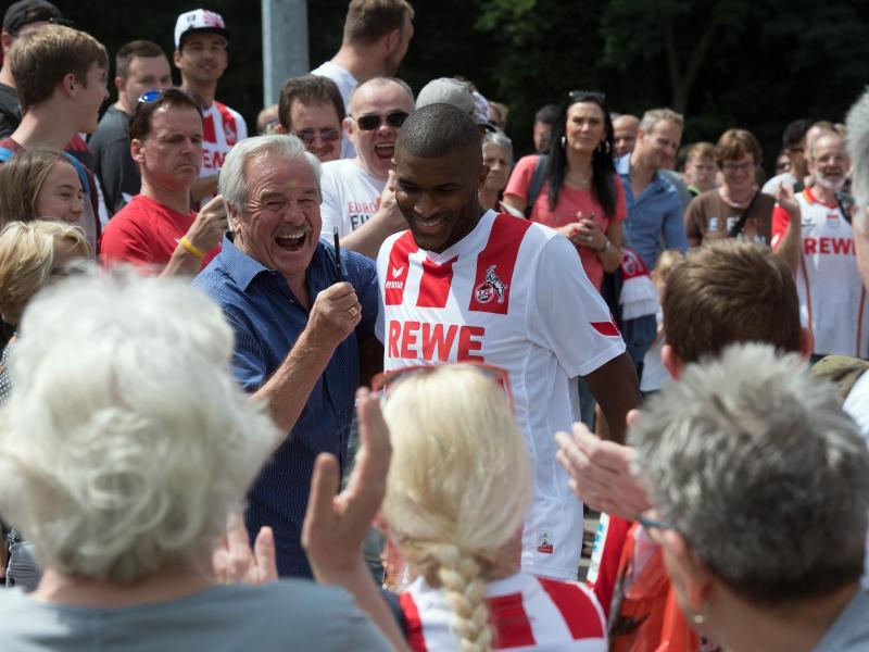 Anthony Modeste (m.) hat sich von den Fans in Köln verabschiedet Anthony Modeste (m.) hat sich von den Fans in Köln verabschiedet