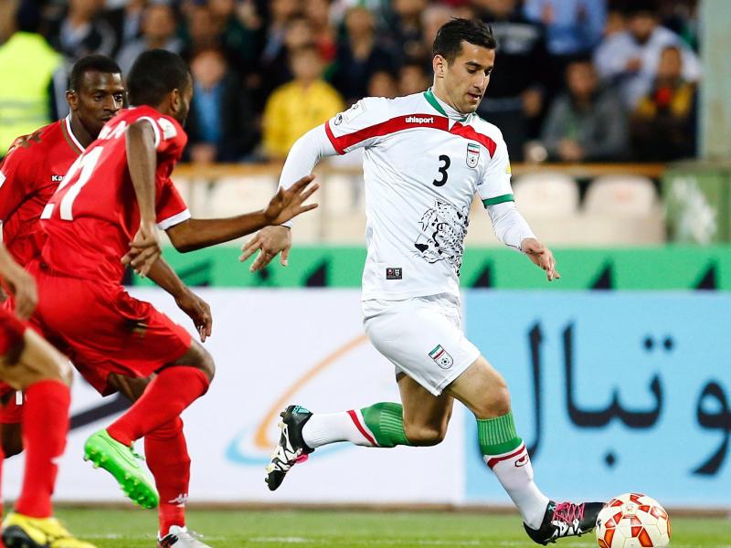 Ehsan Hajsafi (r) ist einer der beiden Nationalspieler Irans denen Ungemach vom eigenen Verband droht Ehsan Hajsafi (r) ist einer der beiden Nationalspieler Irans denen Ungemach vom eigenen Verband droht