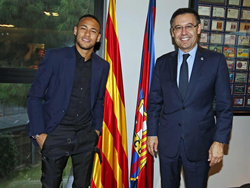 Barcelonas Klubchef Josep Maria Bartomeu (r.) ist enttäuscht von Superstar Neymar Barcelonas Klubchef Josep Maria Bartomeu (r.) ist enttäuscht von Superstar Neymar