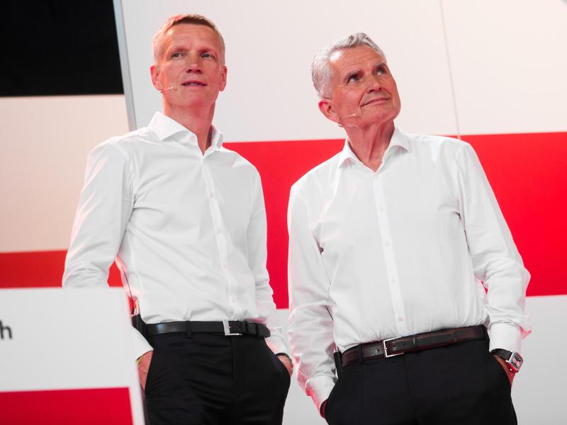 VfB-Präsident Wolfgang Dietrich (r) trennte sich von Sportvorstand Jan Schindelmeiser. VfB-Präsident Wolfgang Dietrich (r) trennte sich von Sportvorstand Jan Schindelmeiser.