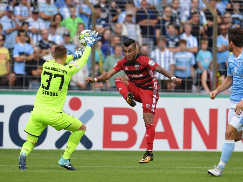 1860-Torwart Alexander Strobl (l.) kann den Schuss von Dario Lezcano nicht parieren 1860-Torwart Alexander Strobl (l.) kann den Schuss von Dario Lezcano nicht parieren