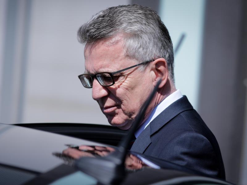 Thomas de Maizière fordert nach den Ausschreitungen im Rostocker Stadion harte Strafen Thomas de Maizière fordert nach den Ausschreitungen im Rostocker Stadion harte Strafen