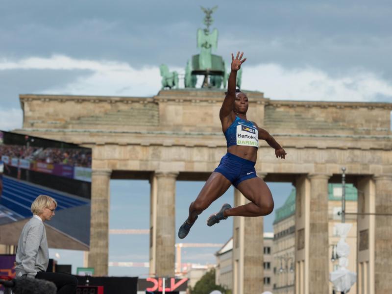 Weitspringerin Tianna Bartoletta springt vor dem Brandenburger Tor in Berlin Weitspringerin Tianna Bartoletta springt vor dem Brandenburger Tor in Berlin