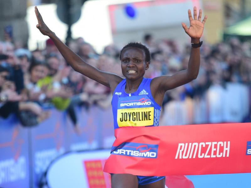 Joyciline Jepkosgei lief 10-Kilometer-Strecke in unter einer halben Stunde Joyciline Jepkosgei lief 10-Kilometer-Strecke in unter einer halben Stunde