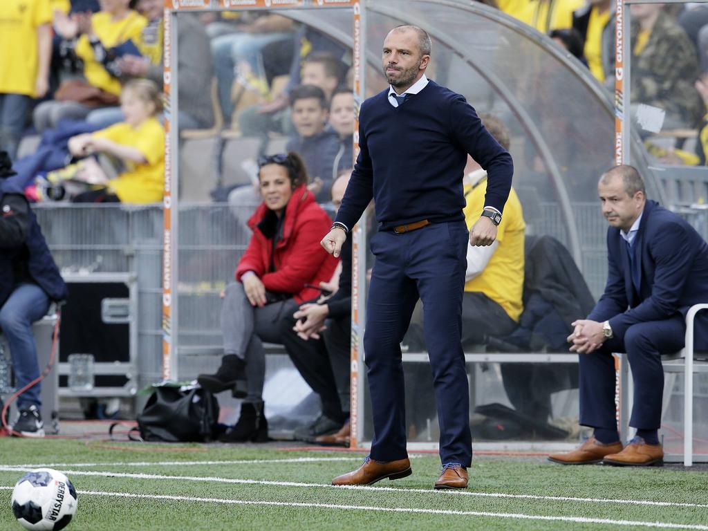 VVV-Venlo-trainer Maurice Steijn leeft mee met zijn ploeg tijdens het competitieduel met FC Emmen (17-04-2017). VVV-Venlo-trainer Maurice Steijn leeft mee met zijn ploeg tijdens het competitieduel met FC Emmen (17-04-2017).