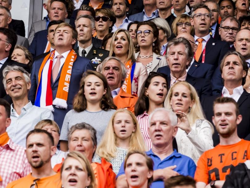 Koning Willem Alexander en Koningin Maxima te midden van de Oranje-fans tijdens de openingswedstrijd van WEURO 2017. (16-07-2017) Koning Willem Alexander en Koningin Maxima te midden van de Oranje-fans tijdens de openingswedstrijd van WEURO 2017. (16-07-2017)