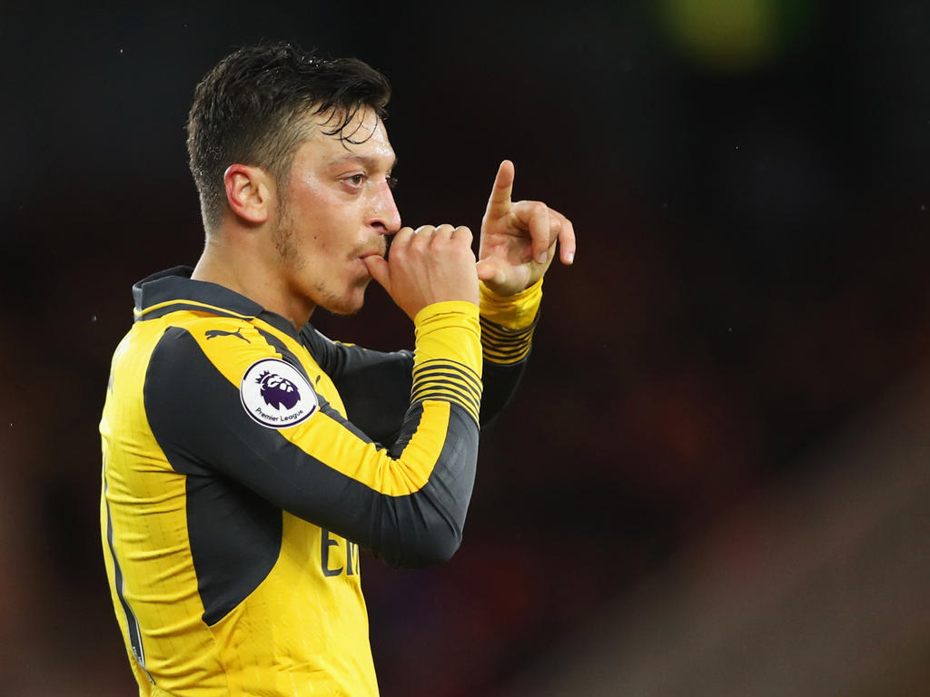 Mezut Özil traf zum entscheidenden 2:1 für Arsenal Mezut Özil traf zum entscheidenden 2:1 für Arsenal