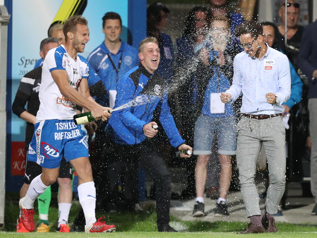 Sektdusche für FAC-Coach Glawogger Sektdusche für FAC-Coach Glawogger