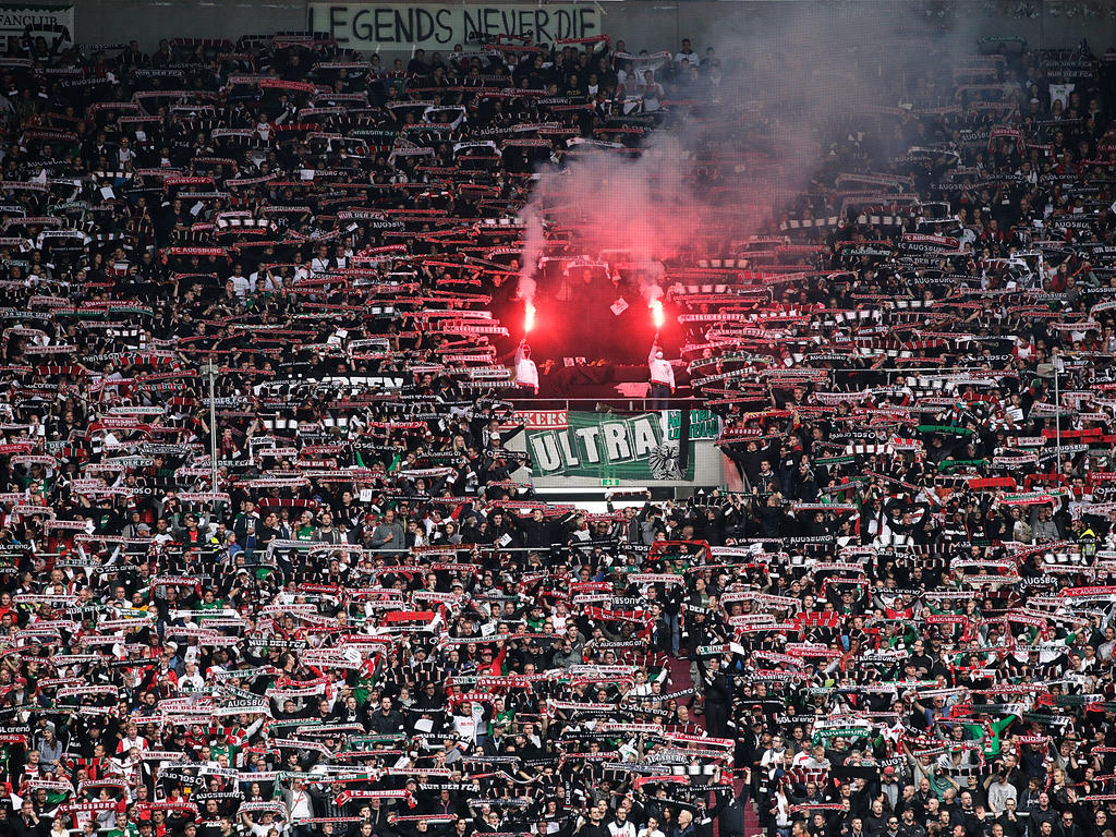 Der FC Augsburg muss für das Fehlverhalten einiger Fans geradestehen Der FC Augsburg muss für das Fehlverhalten einiger Fans geradestehen