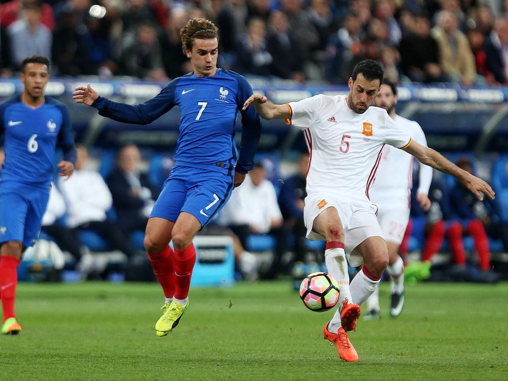 Antoine Griezmann (l.) in duel met Sergio Busquets. (28-03-2017) Antoine Griezmann (l.) in duel met Sergio Busquets. (28-03-2017)