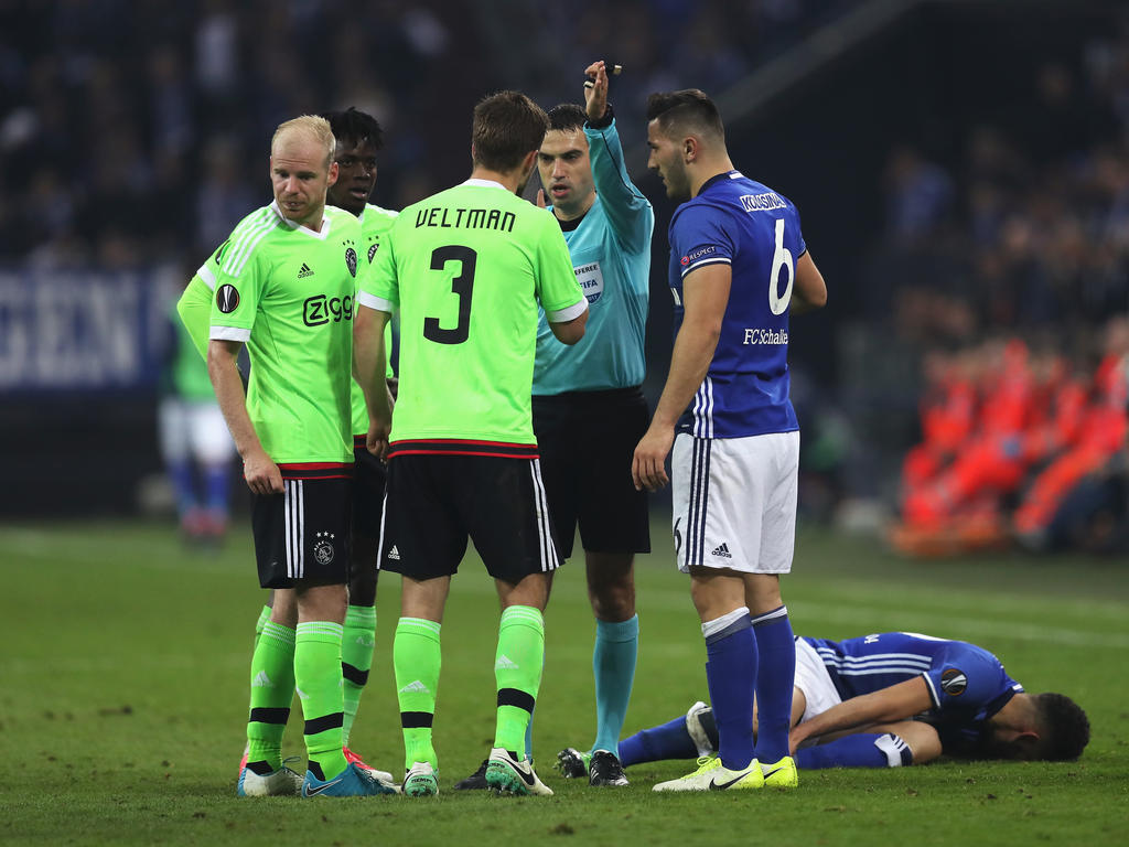 Davy Klaassen (l.) en Joël Veltman vinden de rode kaart die scheidsrechter Ovidiu Haţegan (m.) geef onterecht. Sead Kolašinac (r.) bemoeit zich er ook mee. (20-04-2017) Davy Klaassen (l.) en Joël Veltman vinden de rode kaart die scheidsrechter Ovidiu Haţegan (m.) geef onterecht. Sead Kolašinac (r.) bemoeit zich er ook mee. (20-04-2017)