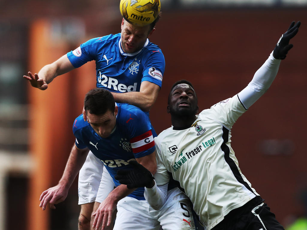 Losana Doumbouya (rechts) im Zweikampf mit zwei Spielern der Rangers Losana Doumbouya (rechts) im Zweikampf mit zwei Spielern der Rangers
