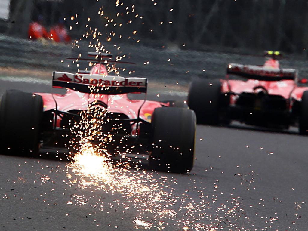 Sebastian Vettel (l.) hat in der WM nur noch einen Punkt Vorsprung auf Lewis Hamilton Sebastian Vettel (l.) hat in der WM nur noch einen Punkt Vorsprung auf Lewis Hamilton