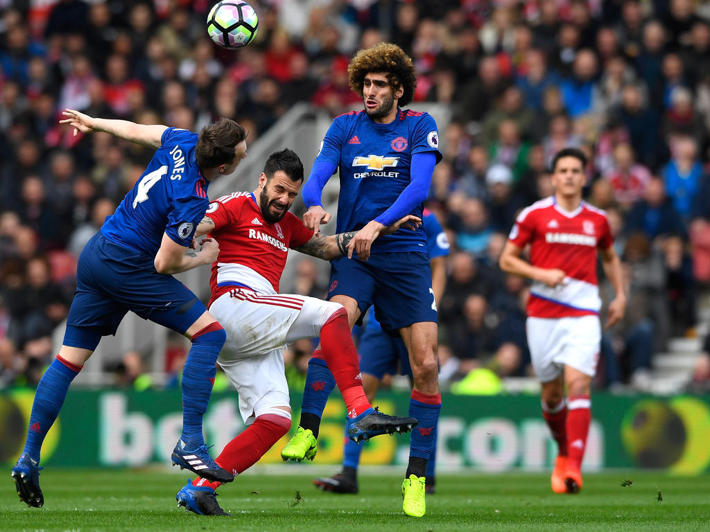 El español Negredo (centro) pugna con la defensa del United. (Foto: Getty) El español Negredo (centro) pugna con la defensa del United. (Foto: Getty)