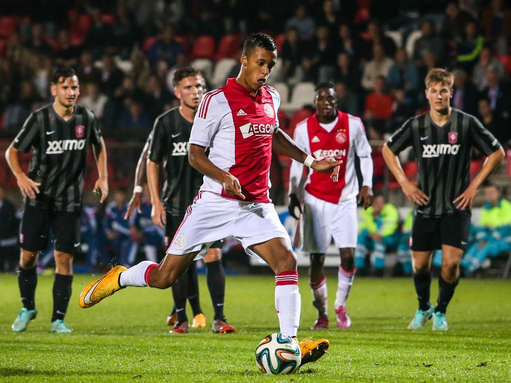 Richairo Živković benut een penalty tegen Jong FC Twente. (03-10-2014)