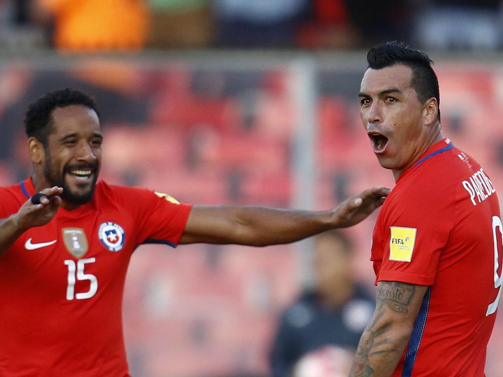 Beausejour y Paredes celebran uno de los tantos del 9. (Foto: Imago) Beausejour y Paredes celebran uno de los tantos del 9. (Foto: Imago)