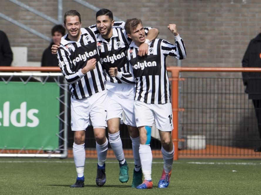 Niek Versteegen (r.) maakt een cruciaal doelpunt tegen FC Volendam. Achilles'29 komt door zijn treffer op 1-2, in de titelstrijd een hele belangrijke driepunter. Boy van de Beek (l.) en Nassim Amaarouk (m.) vieren het feestje mee. (17-04-2017) Niek Versteegen (r.) maakt een cruciaal doelpunt tegen FC Volendam. Achilles'29 komt door zijn treffer op 1-2, in de titelstrijd een hele belangrijke driepunter. Boy van de Beek (l.) en Nassim Amaarouk (m.) vieren het feestje mee. (17-04-2017)