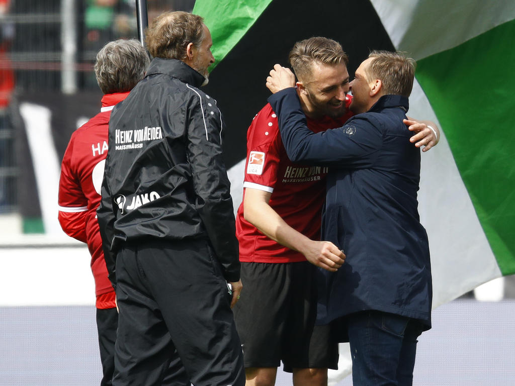 Horst Heldt (r.) und Hannover wollen den direkten Wiederaufstieg Horst Heldt (r.) und Hannover wollen den direkten Wiederaufstieg