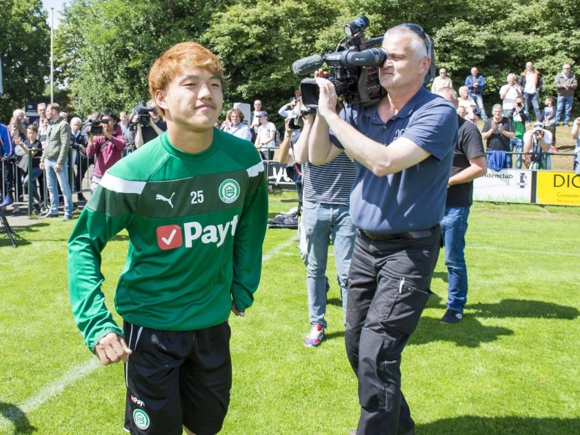 Grote belangstelling voor de Japanse aanwinst Ritsu Doan tijdens de eerste training van FC Groningen in het seizoen 2017/2108. (01-07-2017) Grote belangstelling voor de Japanse aanwinst Ritsu Doan tijdens de eerste training van FC Groningen in het seizoen 2017/2108. (01-07-2017)