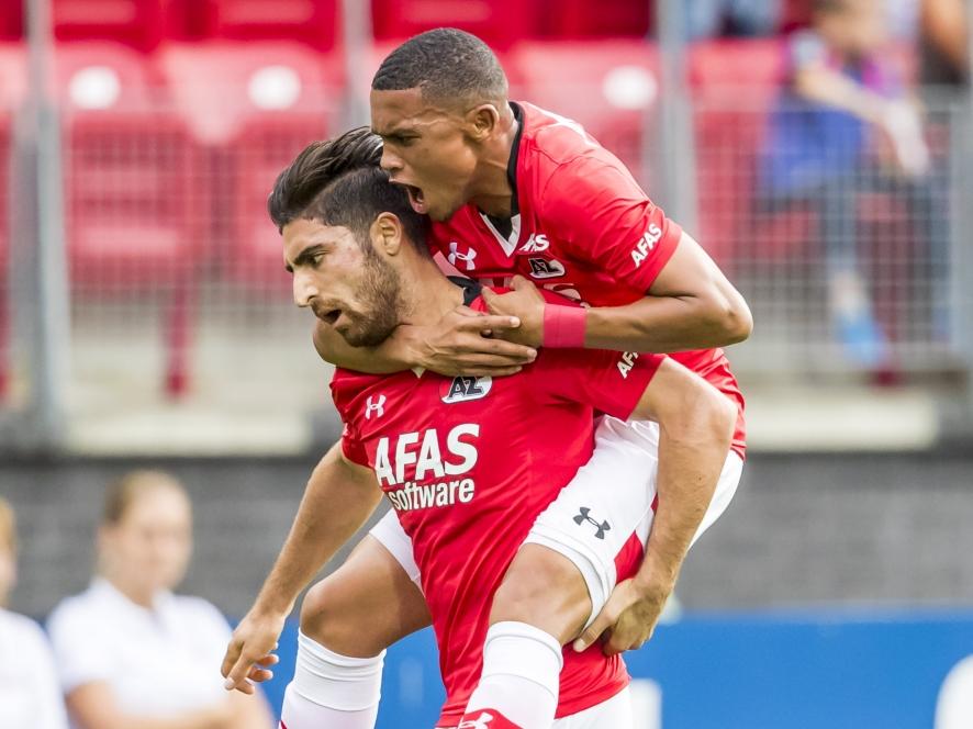 Alireza Jahanbakhsh (l.) heeft de 1-0 op het scorebord gezet tijdens het competitieduel AZ Alkmaar - Willem II (10-09-2016).