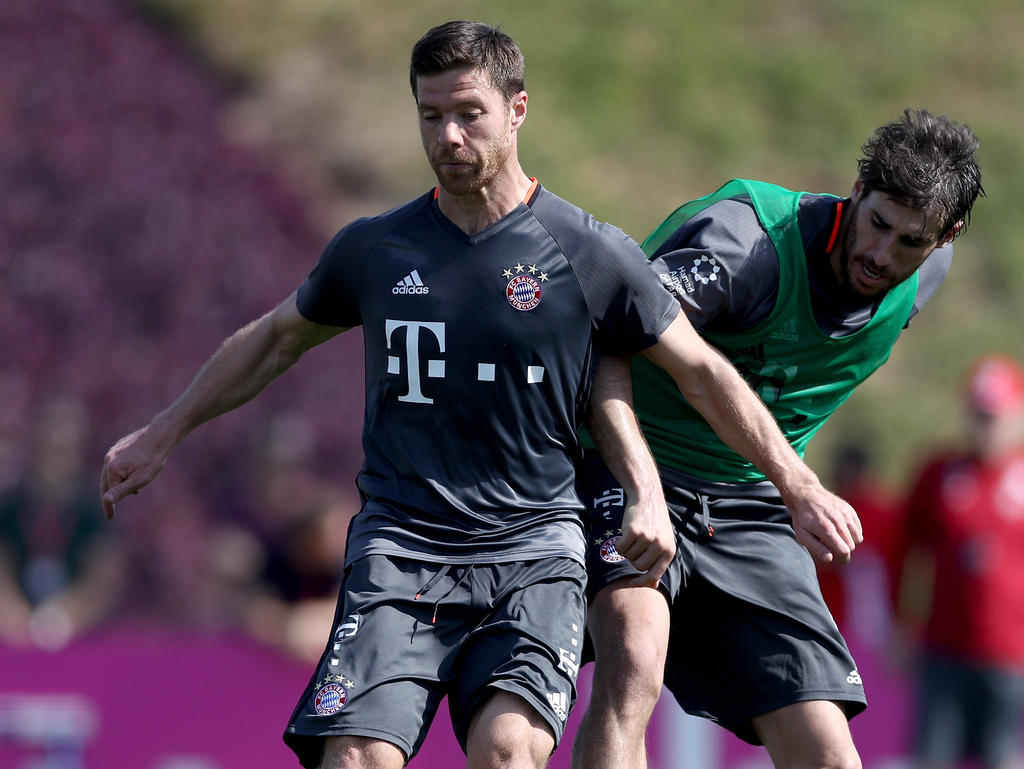 Bayern-Defensivspezialist Xabi Alonso (vorn) hat eine Sorge weniger Bayern-Defensivspezialist Xabi Alonso (vorn) hat eine Sorge weniger