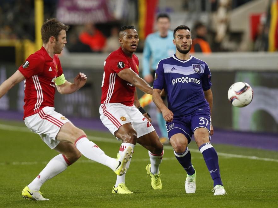Zlatan Ibrahimović (r.), Rubén (l.) en Ivan Obradović (m.) volgen de bal. (13-04-2017) Zlatan Ibrahimović (r.), Rubén (l.) en Ivan Obradović (m.) volgen de bal. (13-04-2017)