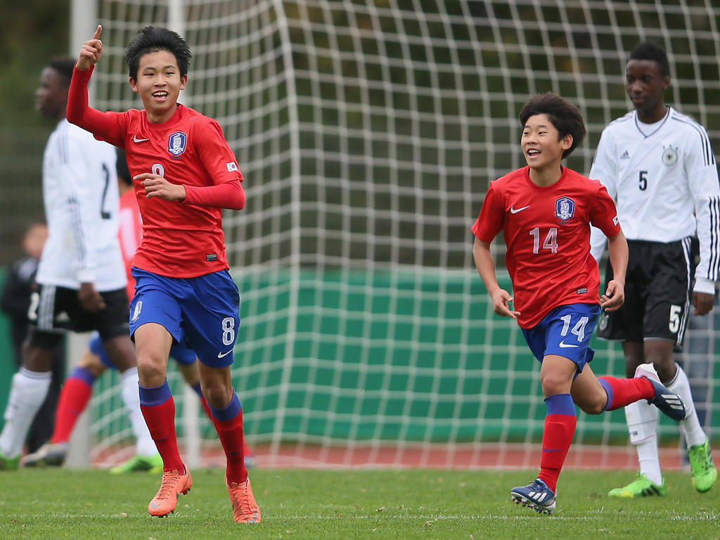 Jubel bei Woo-Yeong Jeong (l.) nach seinem Treffer gegen die deutsche U15 Jubel bei Woo-Yeong Jeong (l.) nach seinem Treffer gegen die deutsche U15