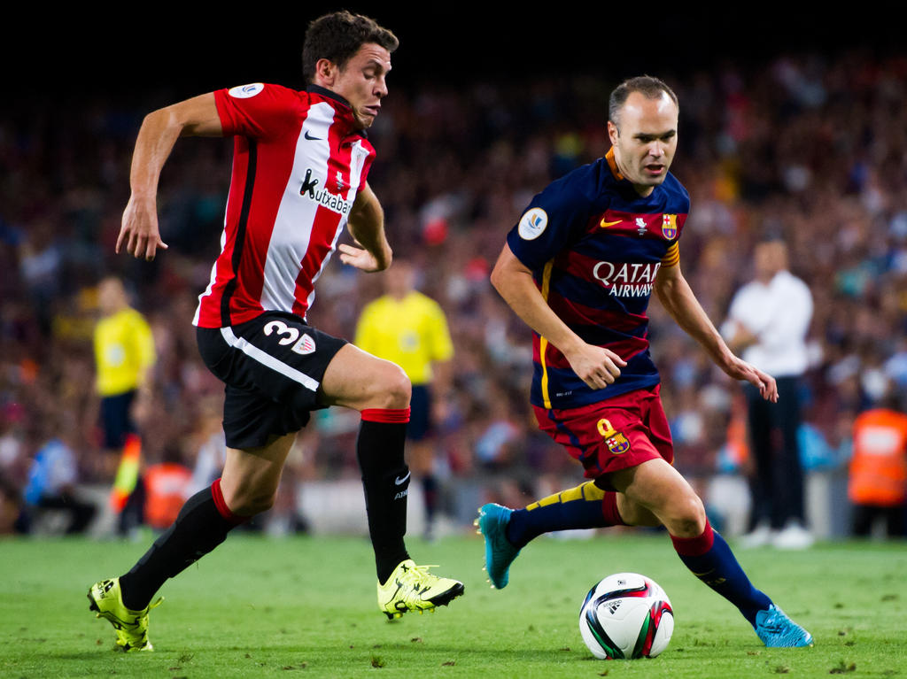 Elustondo intenta arrebatarle el cuero a Andrés Iniesta. (Foto: Getty) Elustondo intenta arrebatarle el cuero a Andrés Iniesta. (Foto: Getty)
