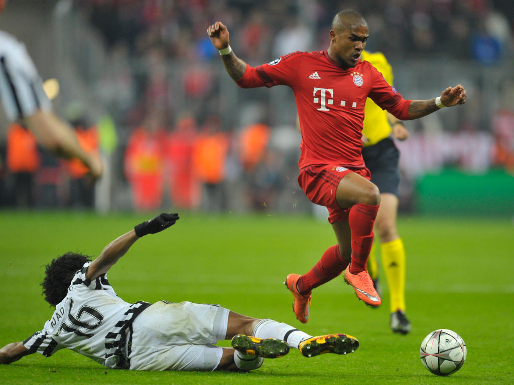 Douglas Costa (r.) könnte schon bald für Juventus Turin auflaufen Douglas Costa (r.) könnte schon bald für Juventus Turin auflaufen
