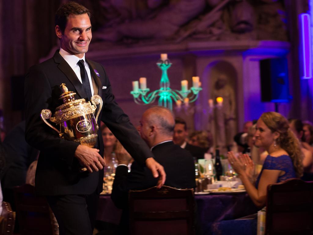 Roger Federer präsentierte stolz seine Siegertrophäe Roger Federer präsentierte stolz seine Siegertrophäe