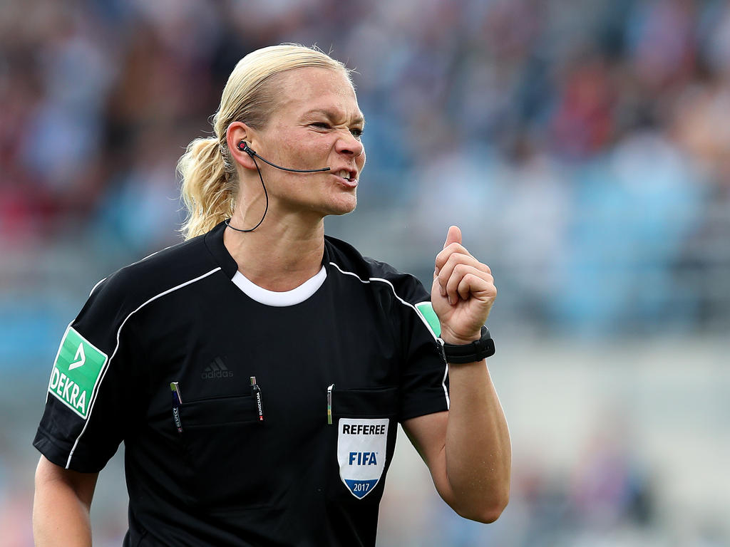 Schiedsrichterin Bibiana Steinhaus lächelt einen Streich von Franck Ribéry einfach weg Schiedsrichterin Bibiana Steinhaus lächelt einen Streich von Franck Ribéry einfach weg