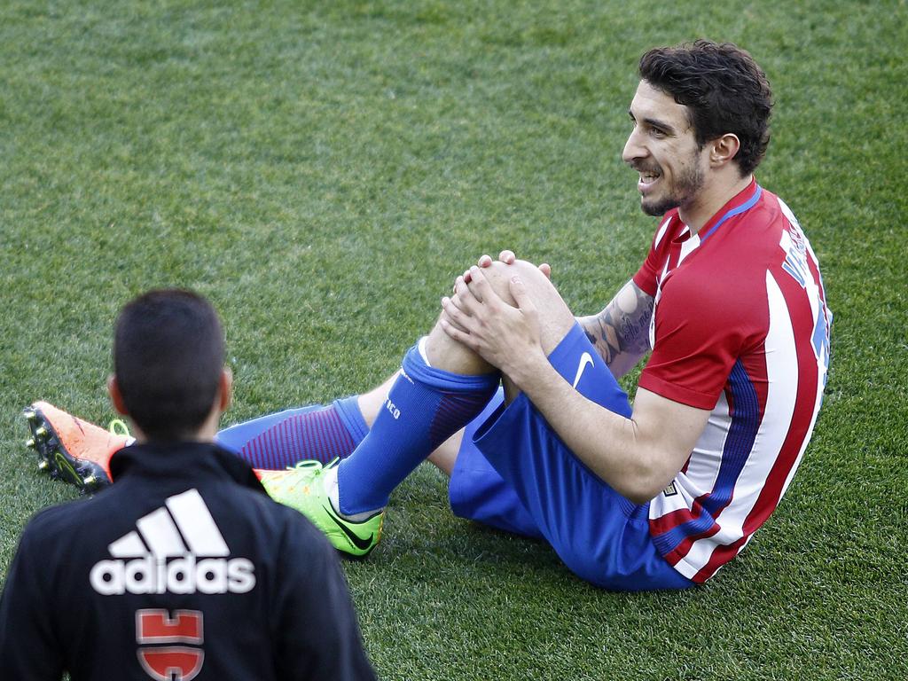 Šime Vrsaljko zit geblesseerd op de grond tijdens het competitieduel Atlético Madrid - Sevilla FC (19-03-2017). Šime Vrsaljko zit geblesseerd op de grond tijdens het competitieduel Atlético Madrid - Sevilla FC (19-03-2017).