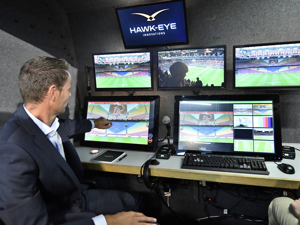 Ab 2018 werden alle Spiele der Eredivisie von einem Videoschiedsrichter betreut Ab 2018 werden alle Spiele der Eredivisie von einem Videoschiedsrichter betreut