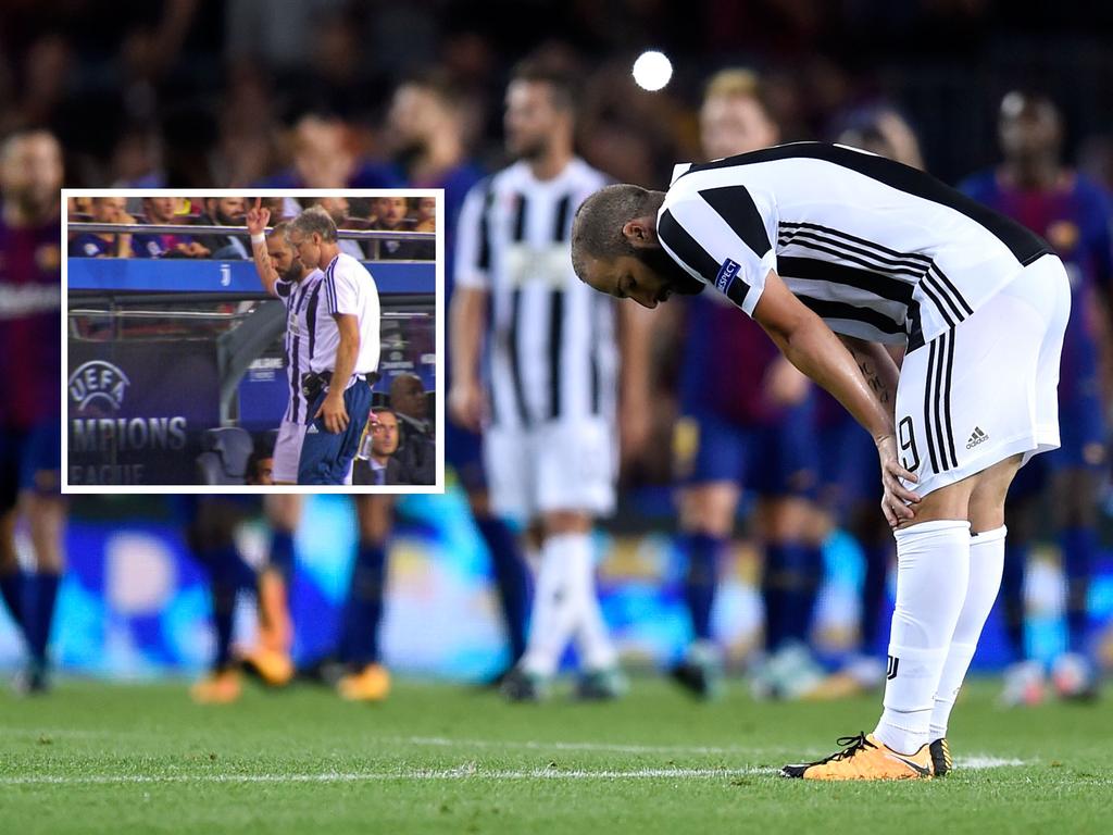 Higuaín zeigte den gegnerischen Fans den Effenberg-Gedächtnis-Finger Higuaín zeigte den gegnerischen Fans den Effenberg-Gedächtnis-Finger