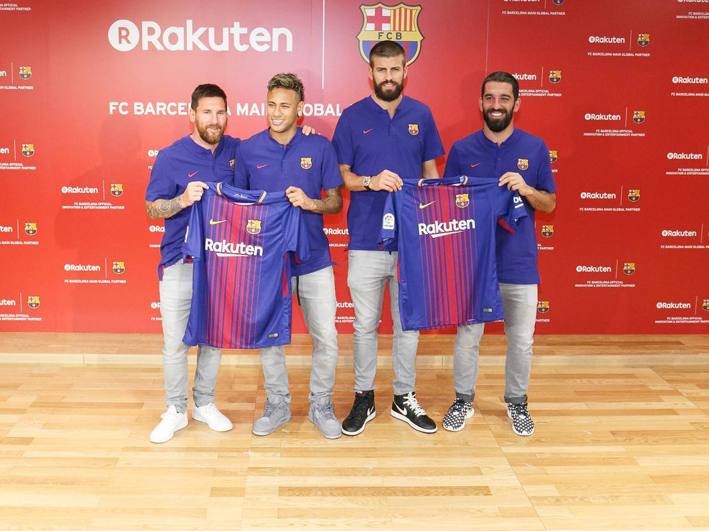Lionel Messi (l) und Co. posieren bei einem Sponsorentermin in Tokio mit einem Trikot Lionel Messi (l) und Co. posieren bei einem Sponsorentermin in Tokio mit einem Trikot