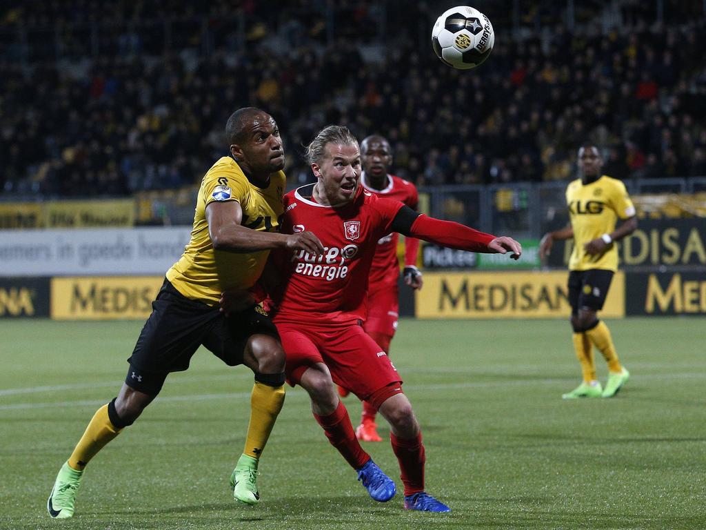 Jeroen van der Lely (r.) heeft het zwaar in het duel met Mikhail Rosheuvel (l.). De aanvaller van Roda JC zet vol druk op de FC Twente-verdediger. (17-03-2017) Jeroen van der Lely (r.) heeft het zwaar in het duel met Mikhail Rosheuvel (l.). De aanvaller van Roda JC zet vol druk op de FC Twente-verdediger. (17-03-2017)
