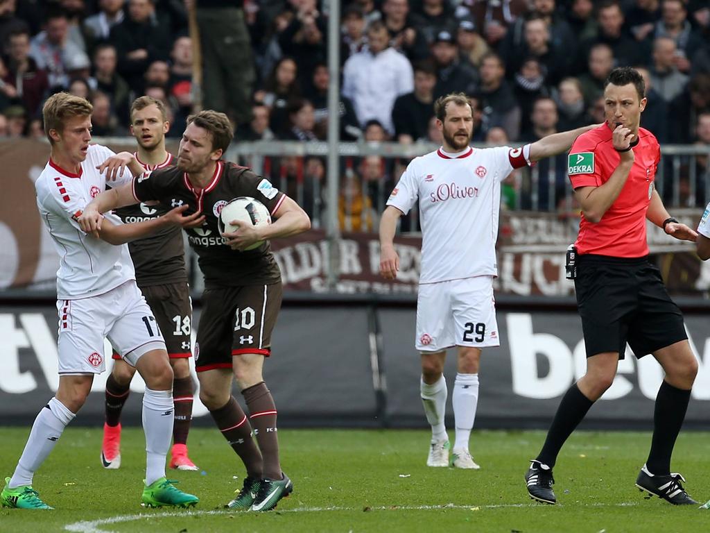 Mit Haken und Ösen geht es in der 2. Bundesliga zur Sache Mit Haken und Ösen geht es in der 2. Bundesliga zur Sache