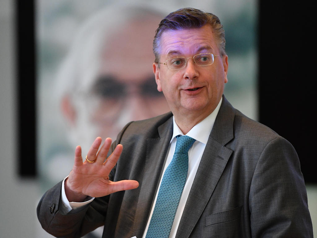 Grindel ehrt 100 Ehrenamtliche in Stuttgart Grindel ehrt 100 Ehrenamtliche in Stuttgart