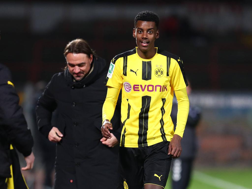 Alexander Isak stand erst vier Minuten für die Profis auf dem Platz Alexander Isak stand erst vier Minuten für die Profis auf dem Platz