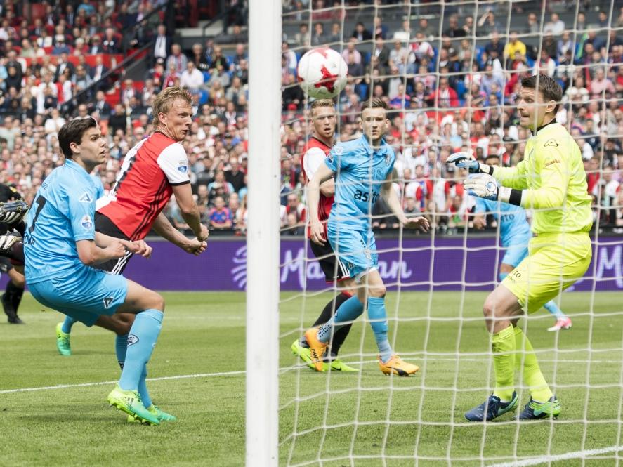 Dirk Kuyt (m.) kopt de 2-0 binnen! Justin Hoogma (l.) is te laat, terwijl Bram Castro (r.) alleen maar kan toekijken. (14-05-2017) Dirk Kuyt (m.) kopt de 2-0 binnen! Justin Hoogma (l.) is te laat, terwijl Bram Castro (r.) alleen maar kan toekijken. (14-05-2017)